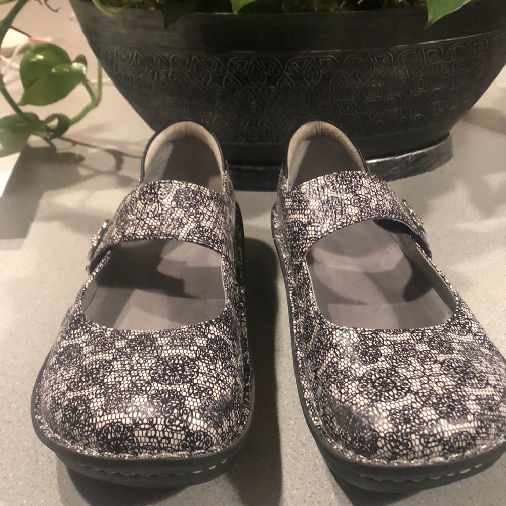 Stylish Black and Gray Women's Shoes